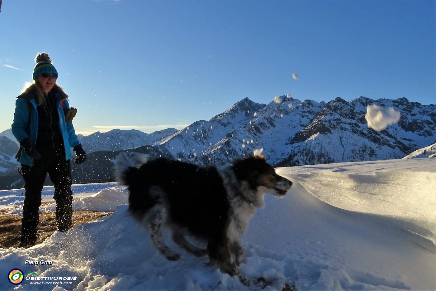 69 I giochi con palle di neve di Susi e NIka.JPG